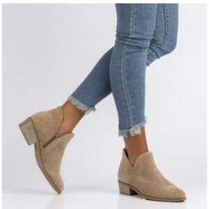 Diba Tan Studded Ankle Boots size 9. C1